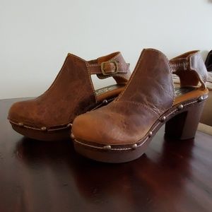 Sbicca Brown leather platform clogs